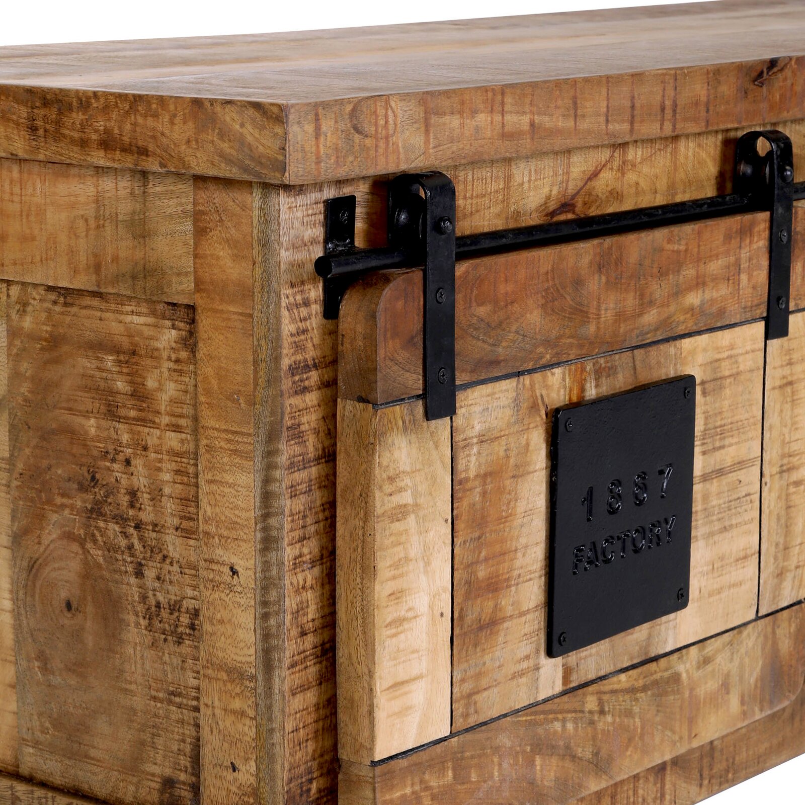 Nahaufnahme eines rustikalen Lowboards aus Holz mit schwarzem Metallschiebemechanismus und Metallplatte mit der Aufschrift '1887 Factory'.