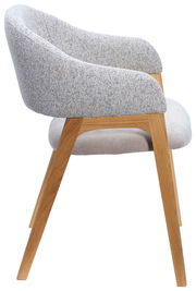 Seitenansicht eines modernen Armlehnstuhls mit grauem Stoffbezug und Holzbeinen.