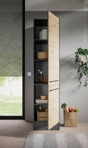 Vorratsschrank mit geöffneter Holztür, gefüllt mit Vorratsdosen und Flaschen, seitliche Perspektive