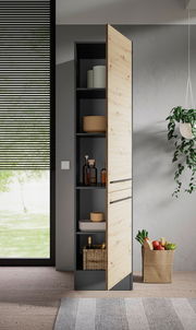 Vorratsschrank mit geöffneter Holztür, gefüllt mit Vorratsdosen und Flaschen, seitliche Perspektive