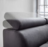 Verstellbare Kopfstütze einer grauen Polsterrundecke, seitliche Perspektive mit Fenster im Hintergrund.