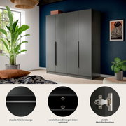 Moderner grauer Kleiderschrank mit vier Türen und langen schwarzen Griffen vor dunkelblauer Wand im Schlafzimmer, gezeigt in frontaler Perspektive; unten Detail-Icons für stabile Kleiderstange, optional verstellbare Einlegeböden und stabile Metallscharnie