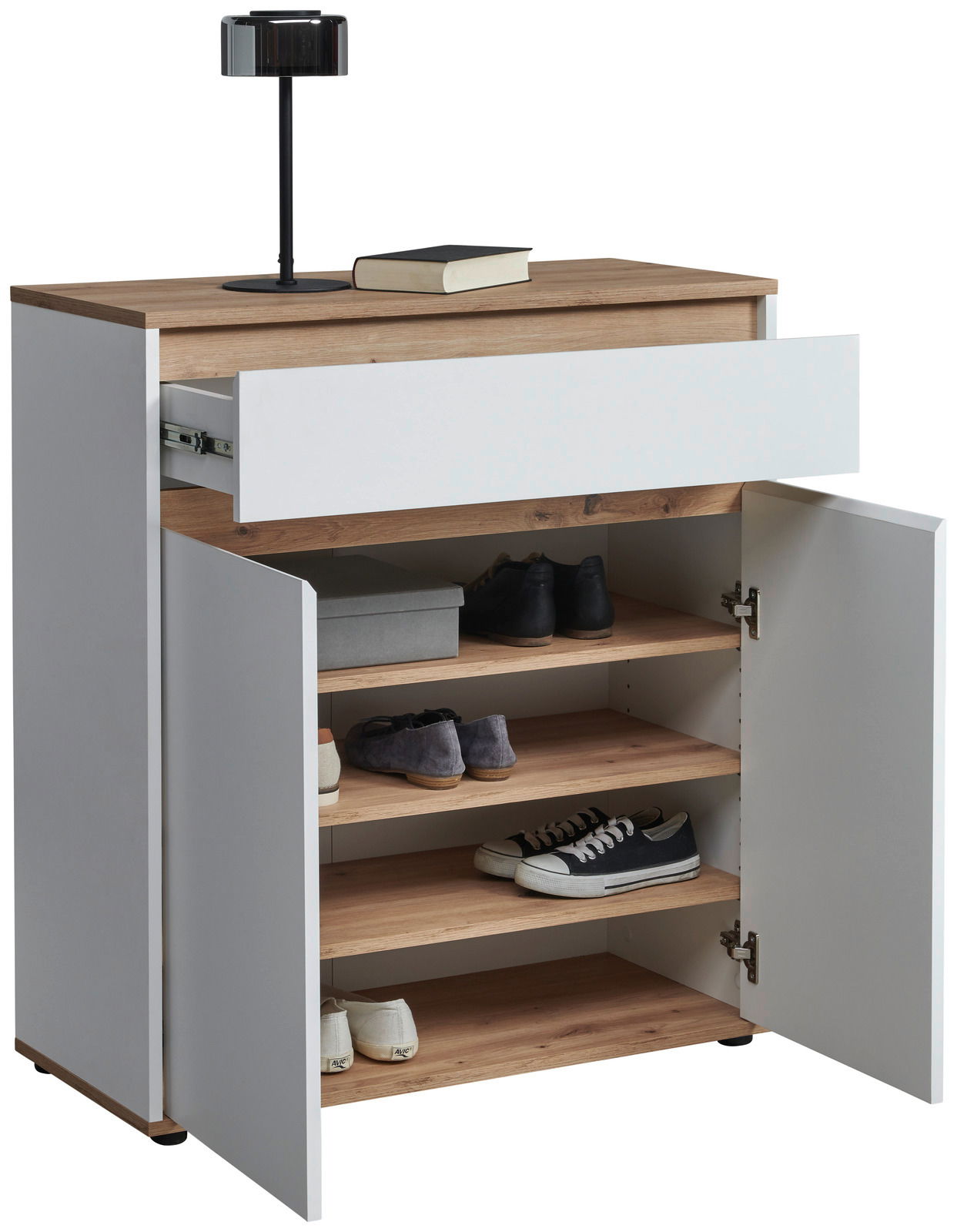 Kommode mit weißem Korpus und Holzoberfläche, offene Schublade und Türen, gefüllt mit Schuhen und einer Box, aus frontaler Perspektive