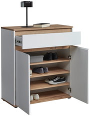 Kommode mit weißem Korpus und Holzoberfläche, offene Schublade und Türen, gefüllt mit Schuhen und einer Box, aus frontaler Perspektive