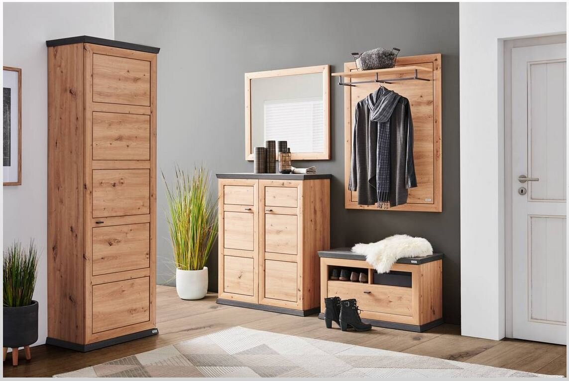 XORA Garderobenpaneel BENTON Wohnzimmermöbel-Set aus Holz mit Garderobenschrank, Schuhschrank, Spiegel, Bank und Garderobenpaneel in frontaler Perspektive.