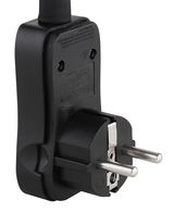 Nahaufnahme eines schwarzen Eurosteckers mit zwei Metallstiften, seitliche Perspektive.