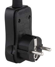 Nahaufnahme eines schwarzen Eurosteckers mit zwei Metallstiften, seitliche Perspektive.