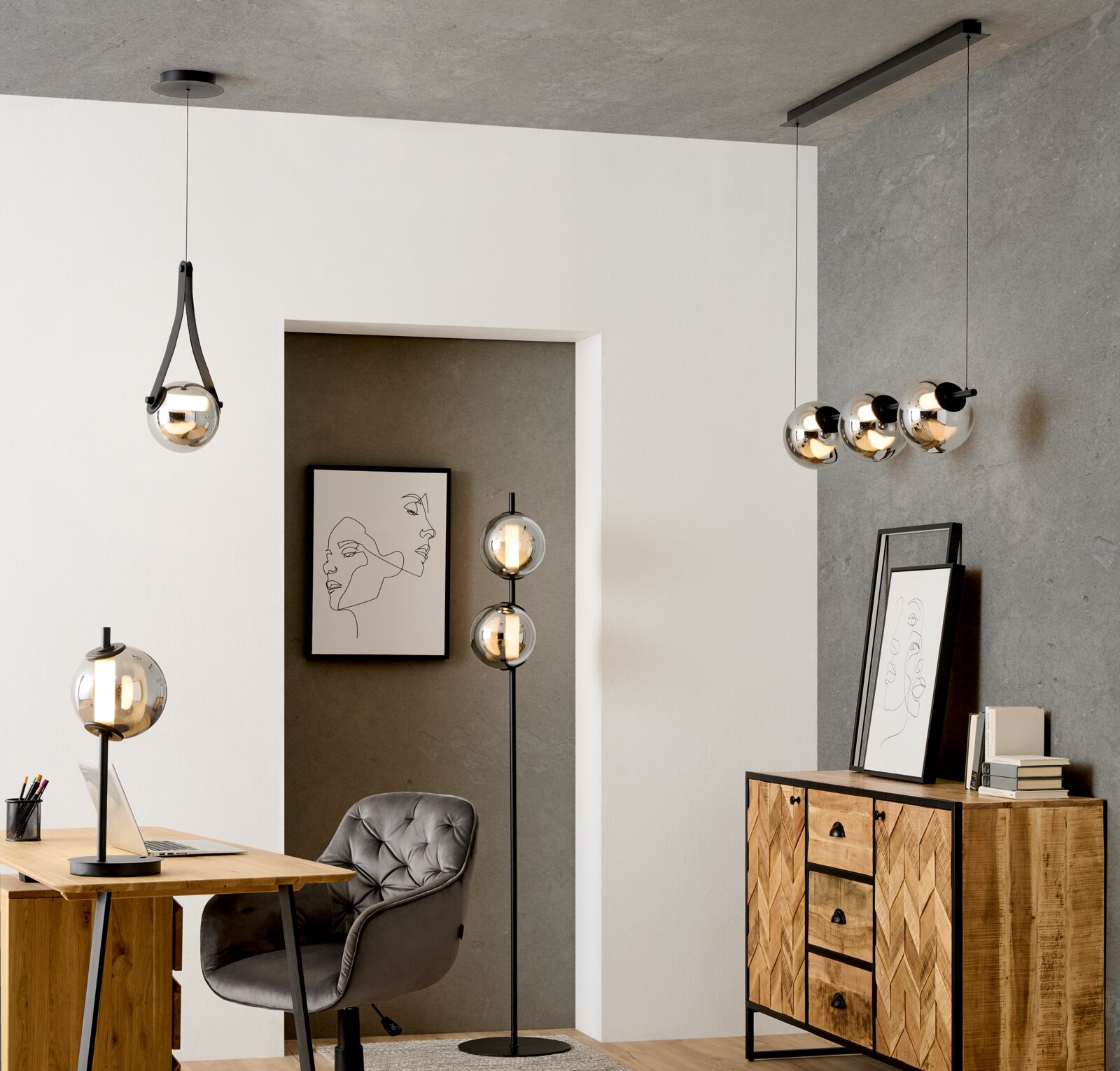 Modernes Interieur mit Pendel- und Stehleuchten mit rauchfarbenen Glaskugeln sowie Tischleuchte auf Holztisch; Perspektive: frontale Raumansicht leicht von links.
