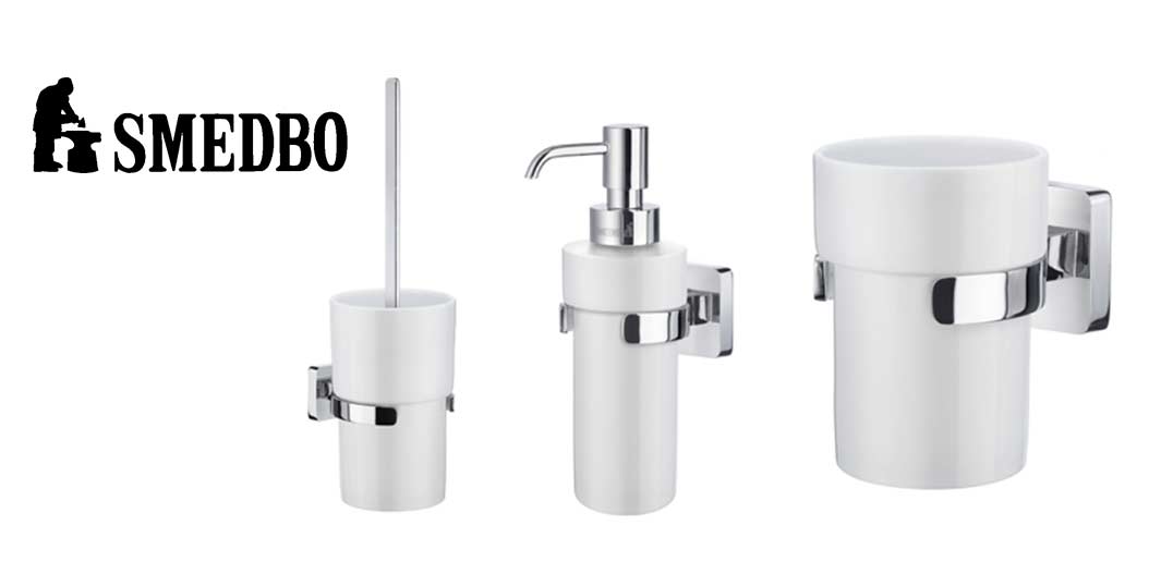 Badaccessoires mit Chromhalterungen: Bürste, Seifenspender und Becher von Smedbo