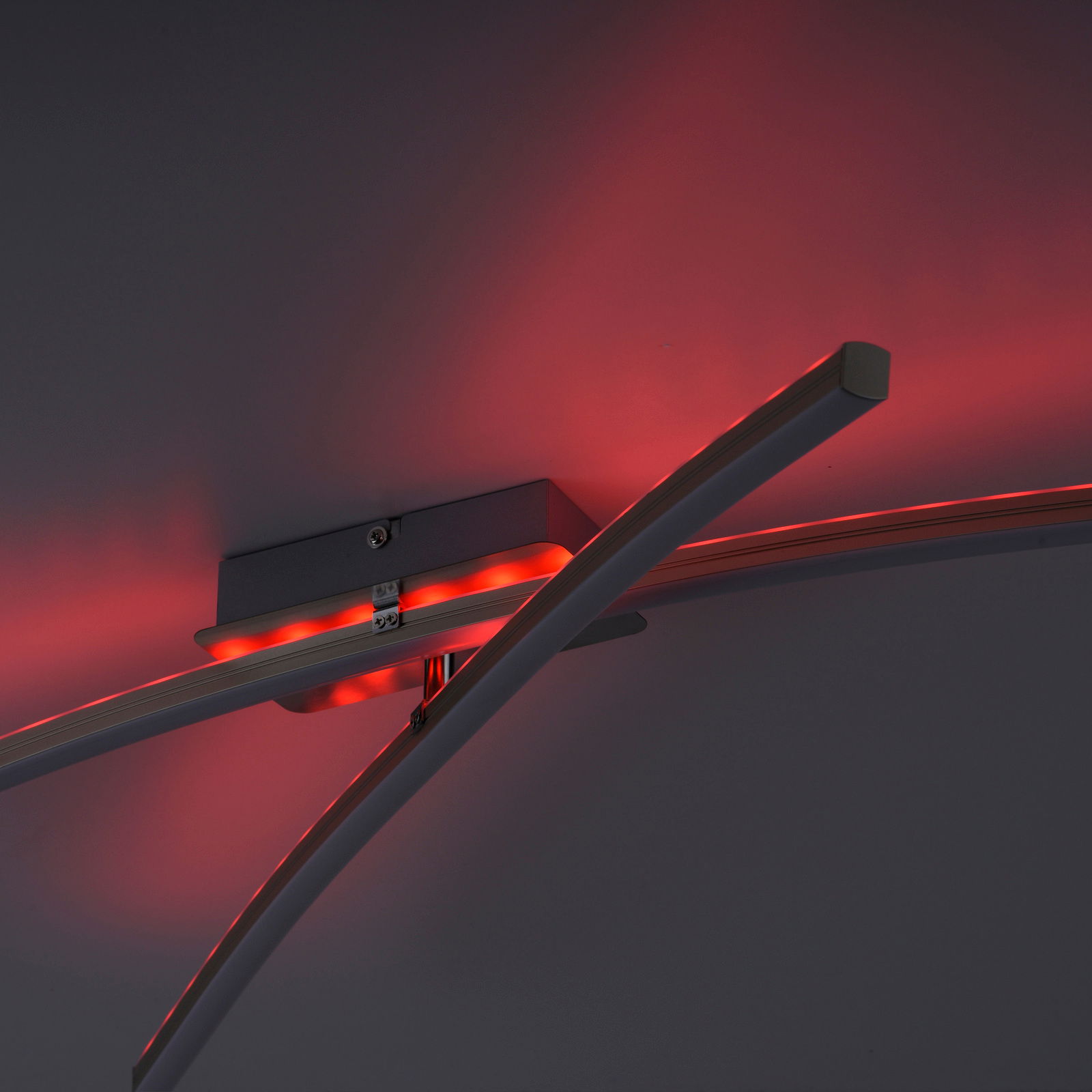 Moderne Deckenleuchte ALINA mit geschwungenem Design und roter LED-Beleuchtung, von unten betrachtet.