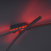 Moderne Deckenleuchte ALINA mit geschwungenem Design und roter LED-Beleuchtung, von unten betrachtet.