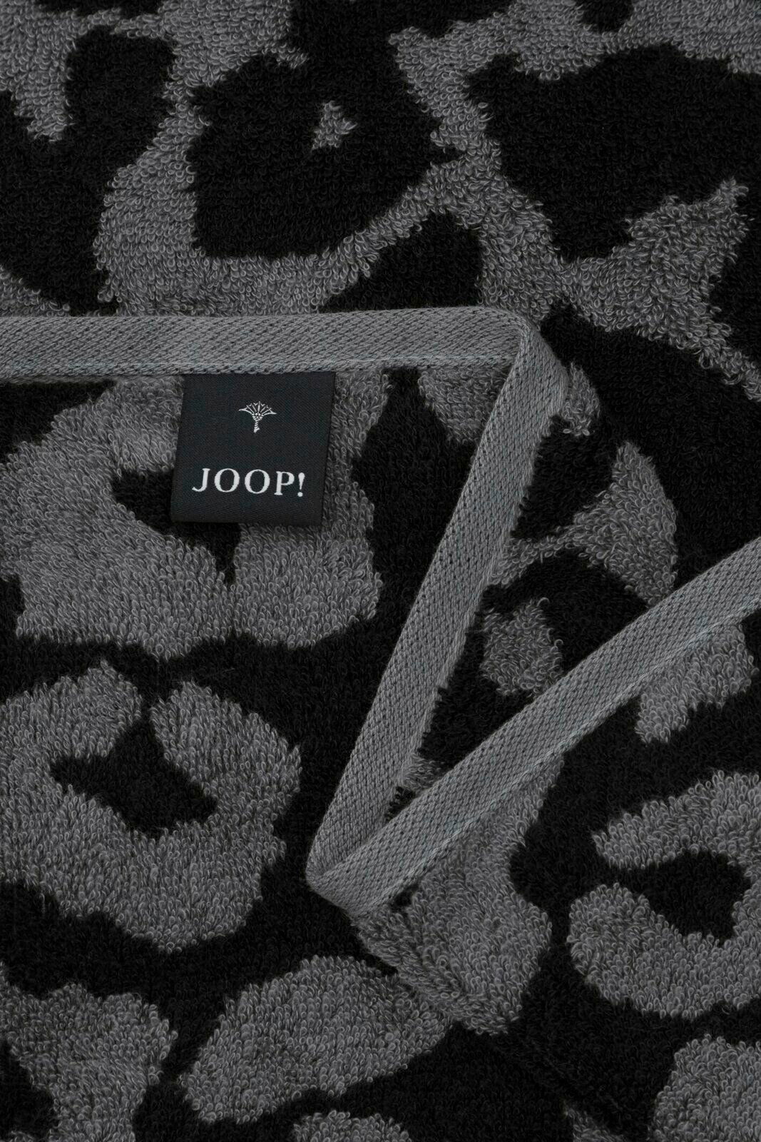Graues und schwarzes Saunatuch mit Leopardenmuster und JOOP! Logo, Nahaufnahme