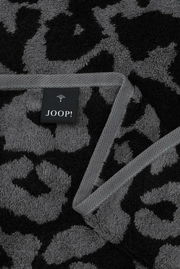 Graues und schwarzes Saunatuch mit Leopardenmuster und JOOP! Logo, Nahaufnahme