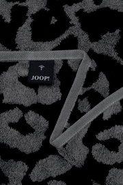 Graues und schwarzes Saunatuch mit Leopardenmuster und JOOP! Logo, Nahaufnahme