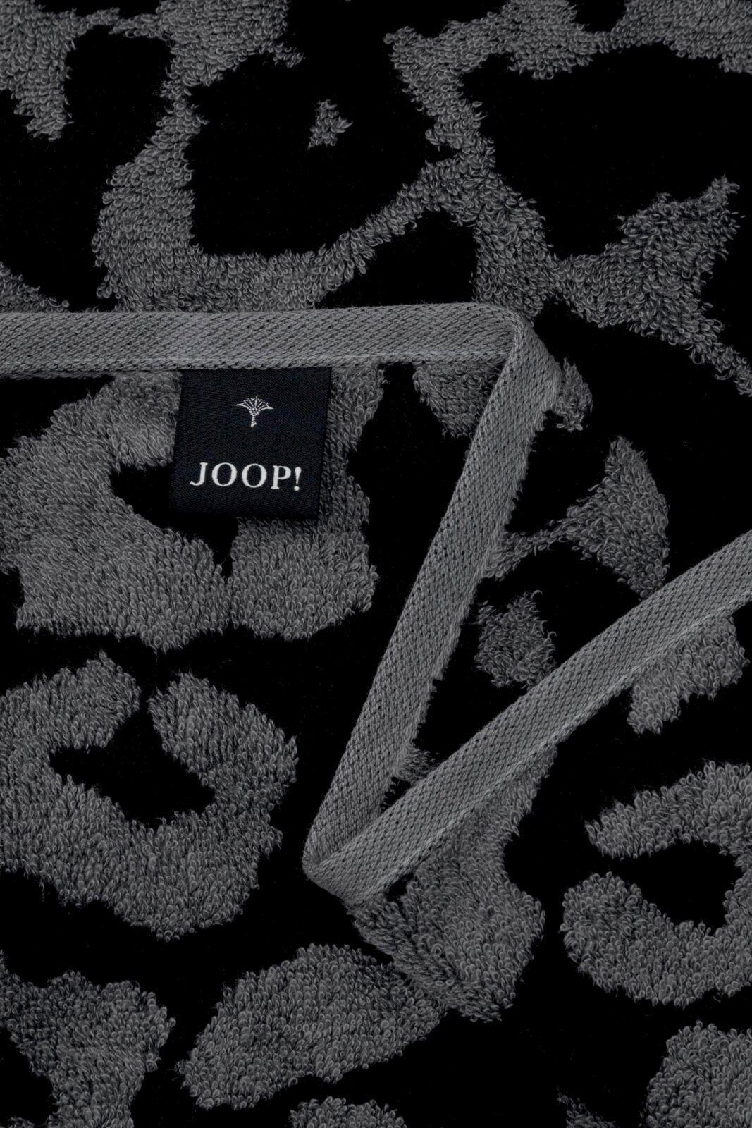 Grijze en zwarte saunadoek met luipaardprint en JOOP!-logo, close-up