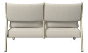 Rückansicht eines zweisitzigen Gartenlounge-Sessels mit beigem Stoffbezug und hellem Metallrahmen.