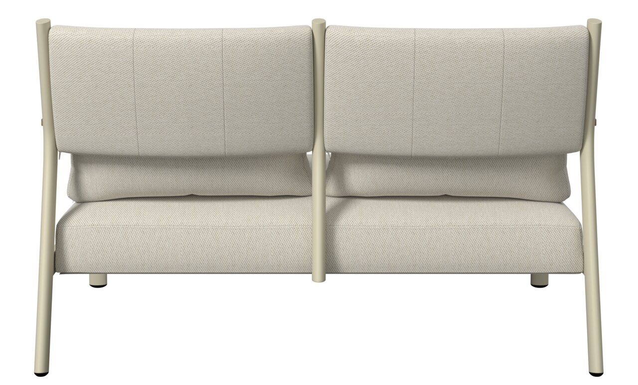 Achterkant van een tweezits tuinfauteuil met beige stoffen bekleding en een lichtmetalen frame.