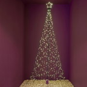 Frontaal aanzicht van een hoge, kegelvormige metalen kerstboom met warmwitte lichtjes en een verlichte ster tegen een bordeauxrode achtergrond