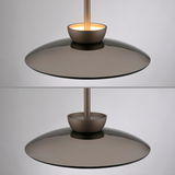 Moderne Pendelleuchte PURE Moon in seitlicher Perspektive mit elegantem, flachem Schirm und warmem Licht.