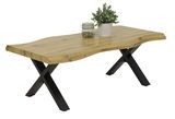 Moderner Couchtisch mit natürlicher Holzplatte und schwarzen Metallbeinen, seitliche Perspektive