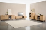 Modernes Wohnzimmer-Setup mit hellen Sideboards und TV-Lowboard aus Holz mit gerillten Fronten, schwarzen Metallfüßen und Glaselementen, dekoriert mit Vasen und Bildern; Perspektive: frontale, leicht erhöhte Weitwinkelansicht.