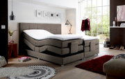 Boxspringbett mit verstellbaren Matratzen in einem modernen Schlafzimmer, seitliche Perspektive.