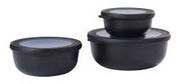 Drei schwarze Multischüsseln Cirqula mit blauen Deckeln, gestapelt und nebeneinander, seitliche Perspektive