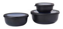Drei schwarze Multischüsseln Cirqula mit blauen Deckeln, gestapelt und nebeneinander, seitliche Perspektive
