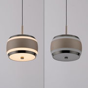 Moderne LED-Pendelleuchte in zylindrischer Form mit metallischen Akzenten, von unten und seitlich betrachtet.