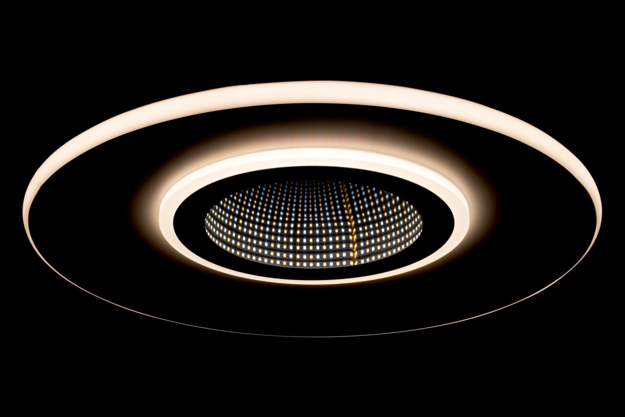 Moderne LED-Deckenleuchte mit kreisförmigem Design, seitliche Perspektive