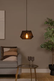 Moderne Hängeleuchte in einem gemütlichen Wohnzimmer, seitliche Perspektive