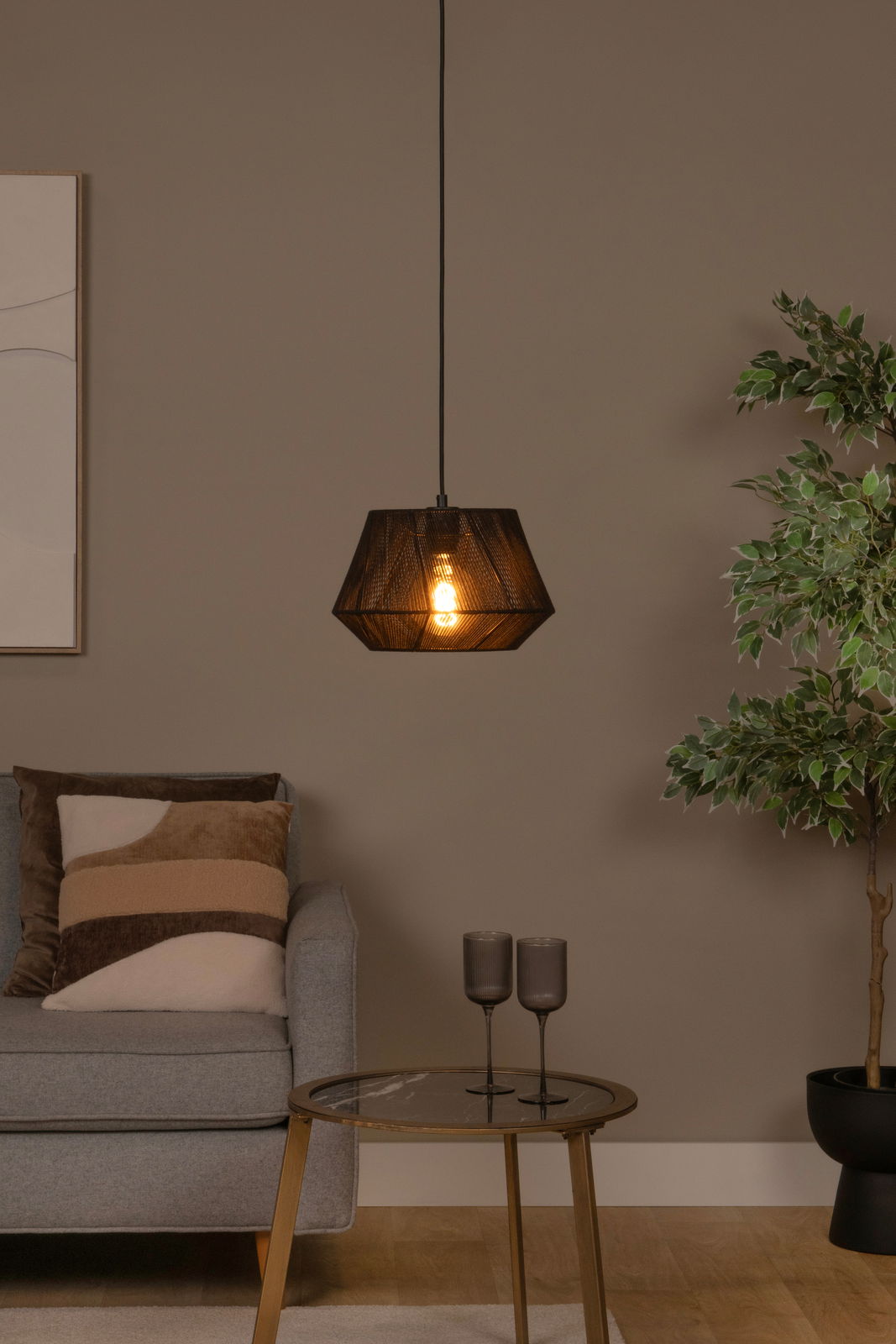 Moderne Hängeleuchte in einem gemütlichen Wohnzimmer, seitliche Perspektive