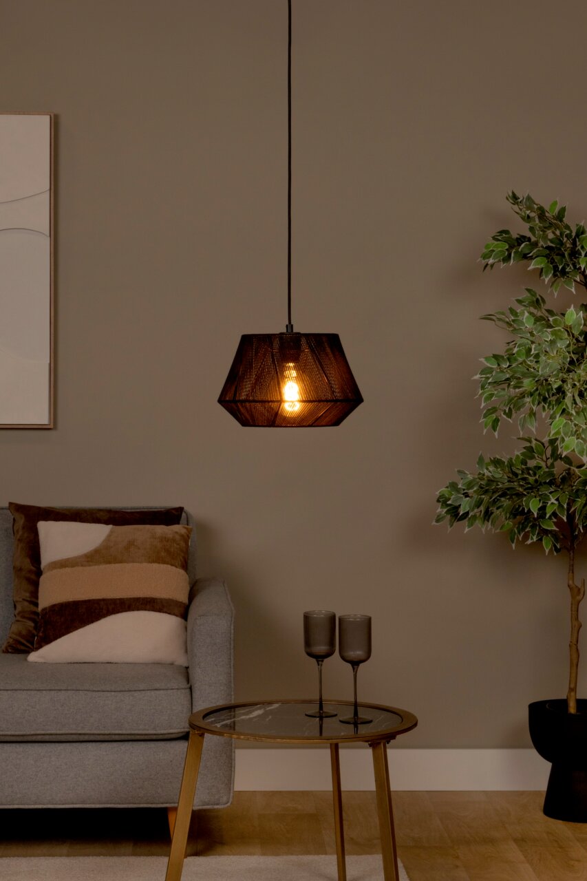 Moderne Hängeleuchte in einem gemütlichen Wohnzimmer, seitliche Perspektive
