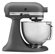 Seitliche Ansicht einer grauen Küchenmaschine KitchenAid Artisan mit 4,8L Rührschüssel aus Edelstahl.