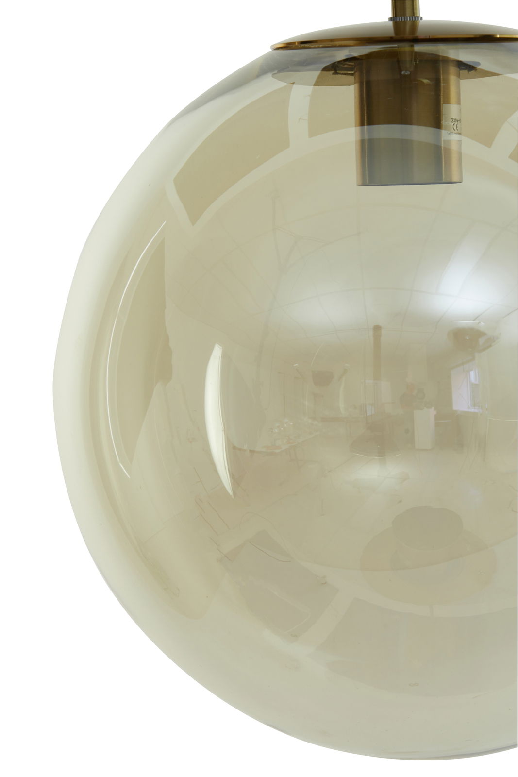 Nahaufnahme einer Hängeleuchte mit kugelförmigem, transparentem Schirm und metallischen Elementen von unten betrachtet.