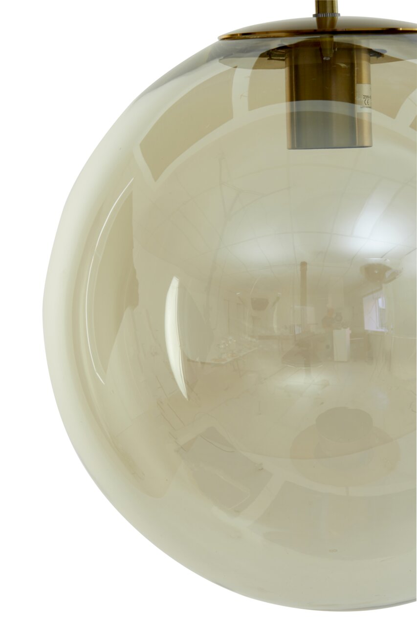 Nahaufnahme einer Hängeleuchte mit kugelförmigem, transparentem Schirm und metallischen Elementen von unten betrachtet.