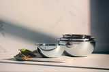 Küchenschüssel-Set aus Edelstahl, bestehend aus vier ineinander stapelbaren Schüsseln, seitliche Perspektive.