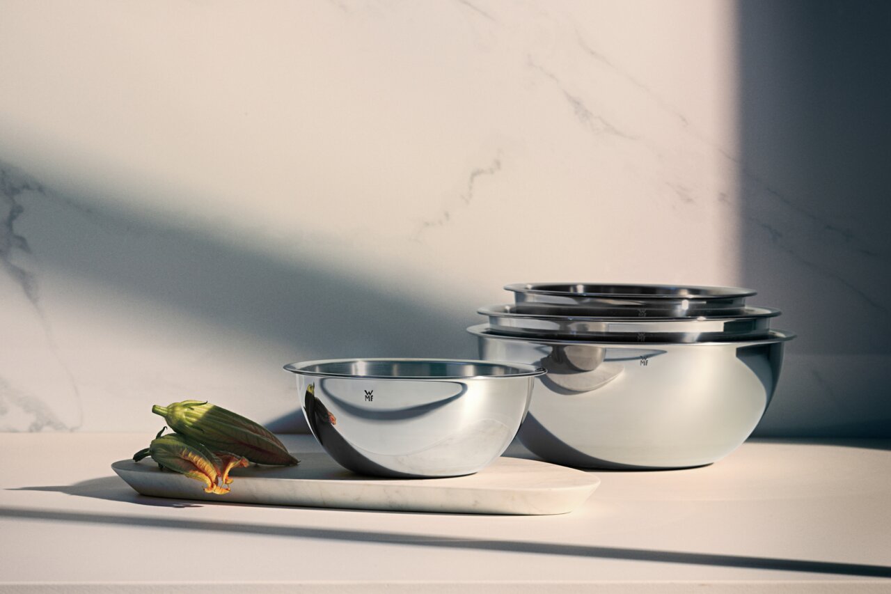 WMF Küchenschüssel-Set 4tlg. KITCHEN BOWLS Küchenschüssel-Set aus Edelstahl, bestehend aus vier ineinander stapelbaren Schüsseln, seitliche Perspektive.