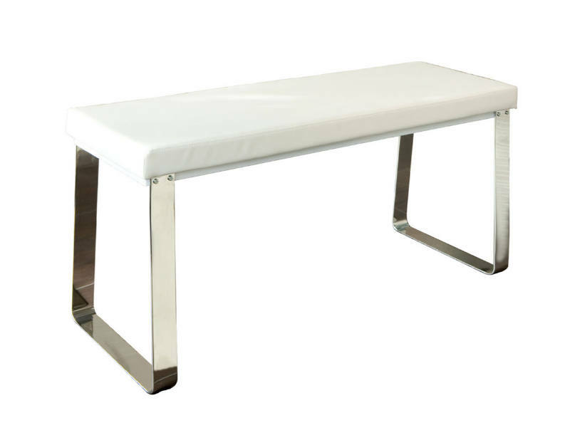 Weiße Bank mit gepolsterter Sitzfläche und verchromten Metallbeinen, seitliche Perspektive