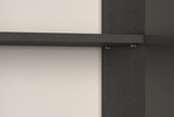 Nahaufnahme eines schwarzen Regals mit verstellbaren Einlegeböden, seitliche Perspektive.