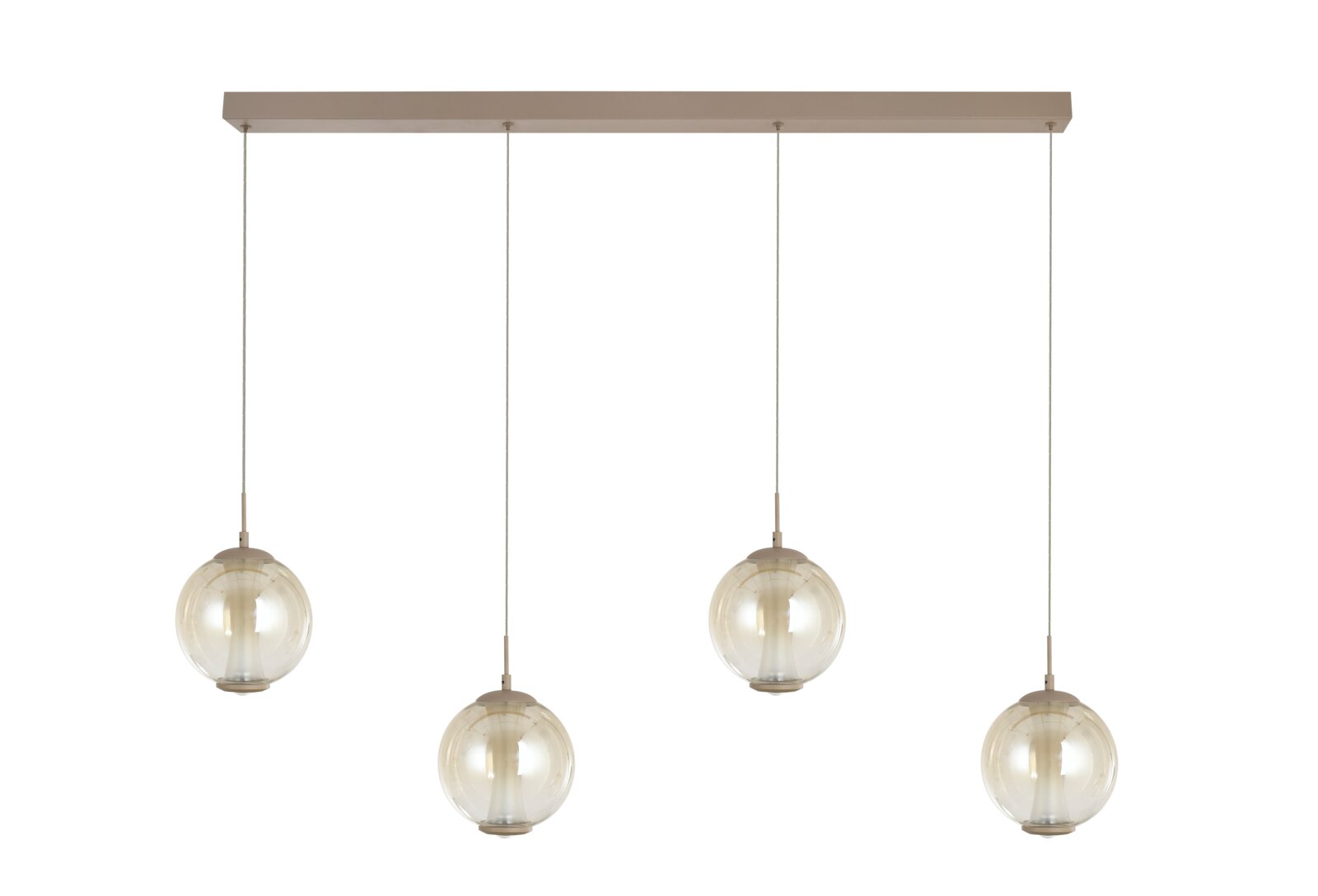 Vooraanzicht van een moderne lineaire hanglamp met vier bolvormige glazen kappen in champagnekleur, speels op twee hoogtes geplaatst