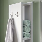 Hochschrank-Regal mit Handtuchhaken und Handtüchern, seitliche Perspektive