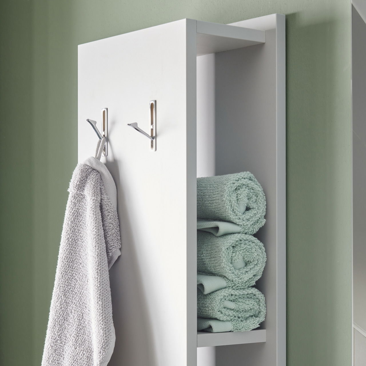 Hochschrank-Regal mit Handtuchhaken und Handtüchern, seitliche Perspektive