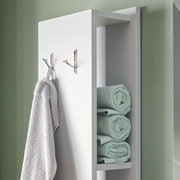 Hochschrank-Regal mit Handtuchhaken und Handtüchern, seitliche Perspektive