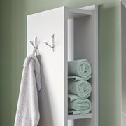 Hochschrank-Regal mit Handtuchhaken und Handtüchern, seitliche Perspektive