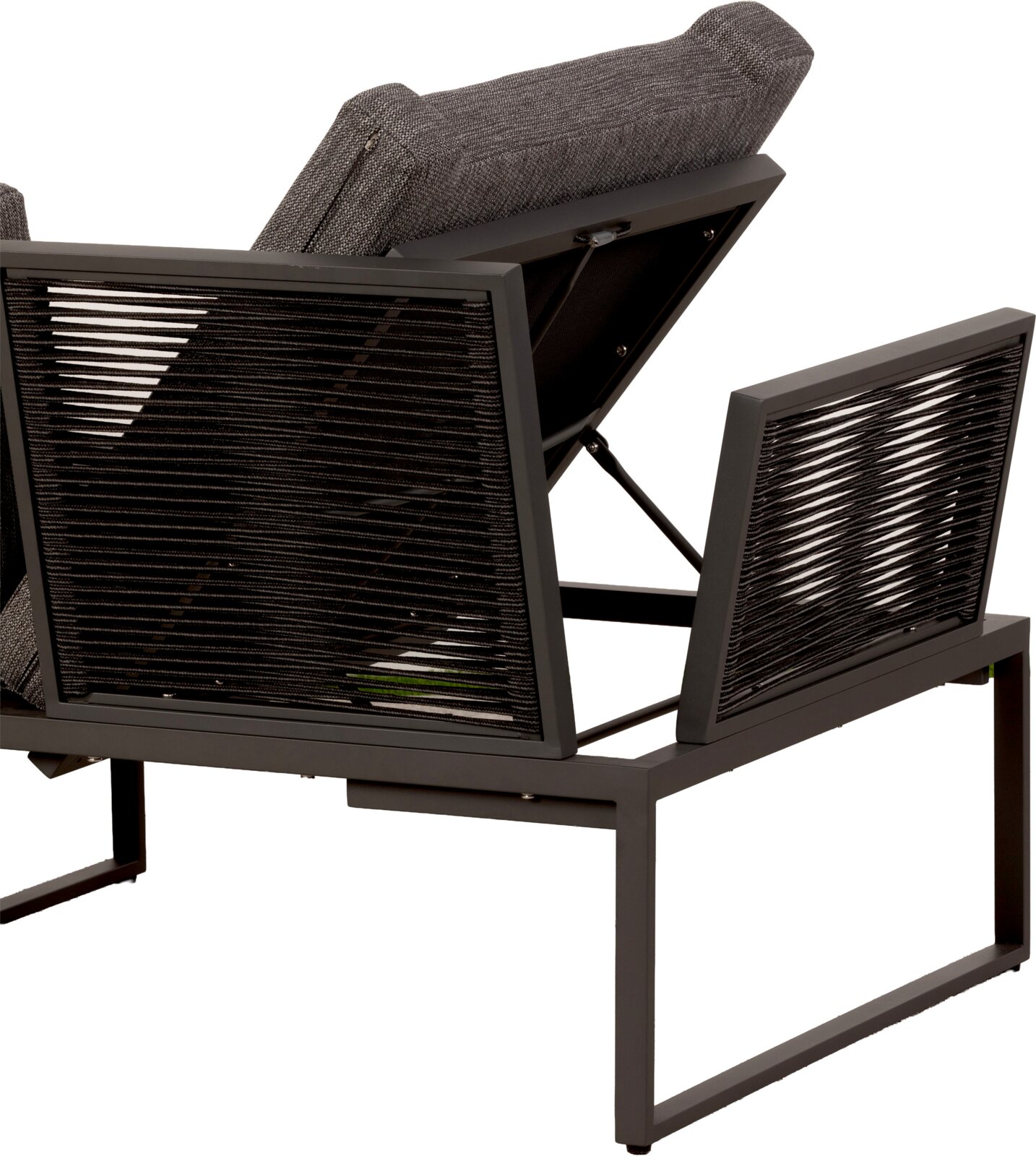 Outdoor-Loungesessel mit dunkelgrauem Metallrahmen und schwarzer Kordelbespannung, graues Polster, Rückenlehne nach hinten verstellt; Seitenansicht von hinten schräg