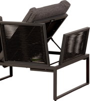 Outdoor-Loungesessel mit dunkelgrauem Metallrahmen und schwarzer Kordelbespannung, graues Polster, Rückenlehne nach hinten verstellt; Seitenansicht von hinten schräg