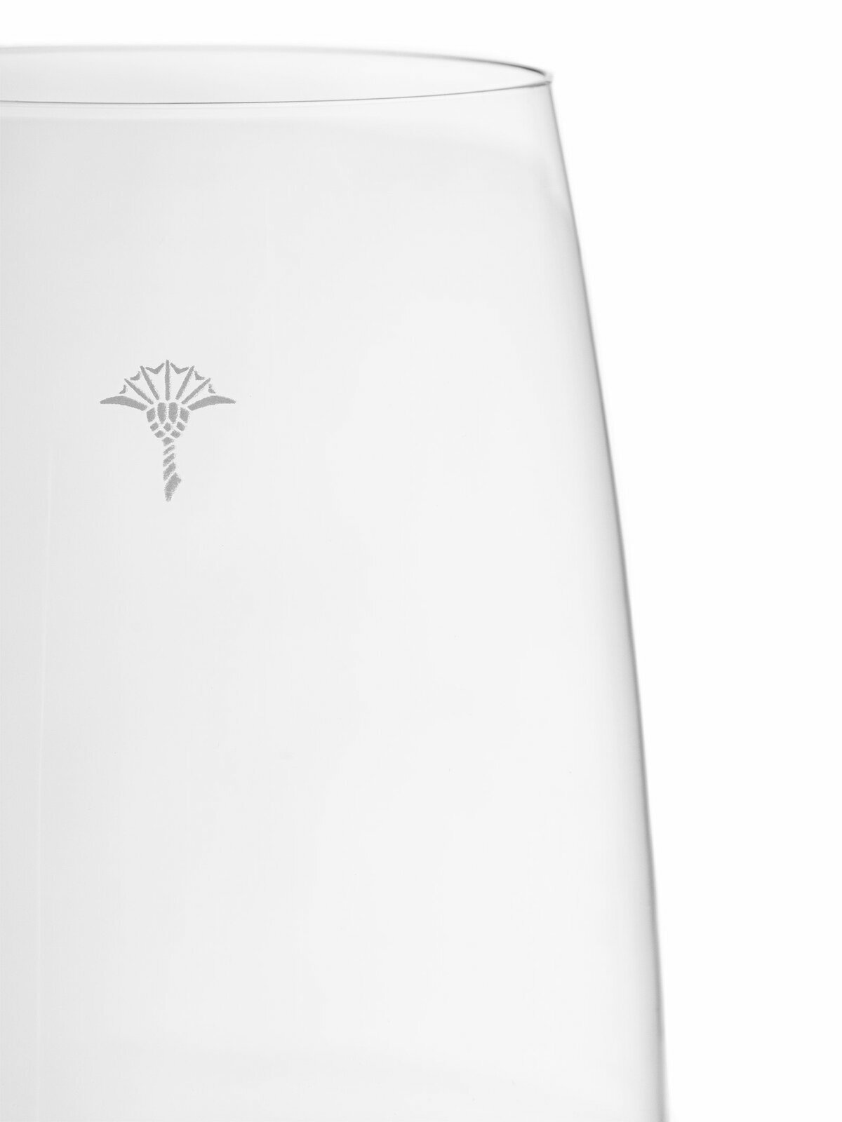 Nahaufnahme eines eleganten Rotweinglases mit dezentem Muster, seitliche Perspektive