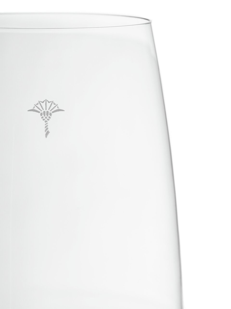 Nahaufnahme eines eleganten Rotweinglases mit dezentem Muster, seitliche Perspektive