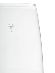 Nahaufnahme eines eleganten Rotweinglases mit dezentem Muster, seitliche Perspektive